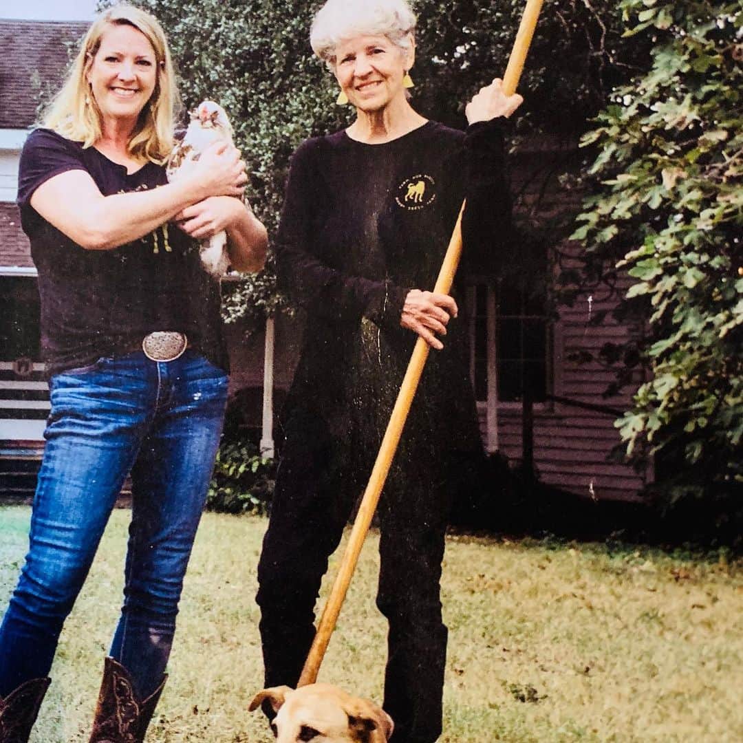 マギー・グレイスさんのインスタグラム写真 - (マギー・グレイスInstagram)「A warm thank you to Miss Carol Anne & @boggycreekfarmstand for sharing their special urban farm with us, it was heaven; Farmstays include a free dog named Buddy! ;) 🥬🥕🥚👩🏼‍🌾🐓🐕 #texasfarmsandranches #urbanfarms #sustainableagriculture」1月22日 0時28分 - maggiegrace
