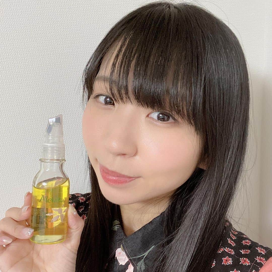 古川未鈴のインスタグラム：「. . 最近のとっておきシリーズ melvitaのビオオイル アルガンオイル。 . . . 私はもともと混合肌でベタついて乾燥してるのが嫌で スキンケアからオイルを全て抜いて皮脂バランスを整えていて 肌質が改善されたのですが ここでオイルのブースターを使ってみる。 洗顔後、すぐに塗るのですが オイルなだけあってもっちりします。 . 朝もつけるとオイルで肌がなだらかに見えて 色々誤魔化される感じがします。 . . . #makeup  #最近のとっておき #melvita  #アルガンオイル」