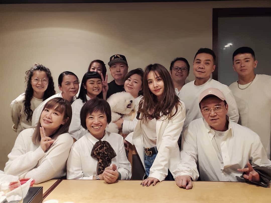 ジョリン・ツァイのインスタグラム：「今日收到眾多小天使們的祝福😇😇🥰🥰🥰 #故事的任務結尾：蔡依林最後得到屬於自己的幸福❤ #凌時差尾牙 #白色 #看圖說故事的祝福語 #說得二二六六 #充滿❤」