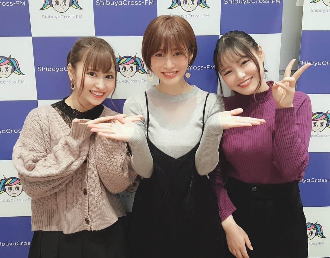 橘花凛さんのインスタグラム写真 - (橘花凛Instagram)「渋谷クロスFM にて激刊ふじ！出演させてもらいました(๑╹ω╹๑ )💓 寒い中閲覧してくださった皆様、そしてチェキ撮ってくださった皆様ありがとうございました💓 風邪ひかないようにちゃんと暖まってね〜！！ 今回は同じ事務所の東坂みゆちゃんと白宮奈々ちゃんと✨フレッシュでかわいい二人に癒されました💓 そしてシャバダバふじさんも相変わらず面白くて笑いが絶えない放送でした🤣✨♩ ありがとうございました💓 14thDVDのパネルも盛大に作って頂き嬉しかったです(● ˃̶͈̀ロ˂̶͈́)੭ꠥ⁾⁾ハッピーな日でした♩」1月22日 0時49分 - rintakahashi0809