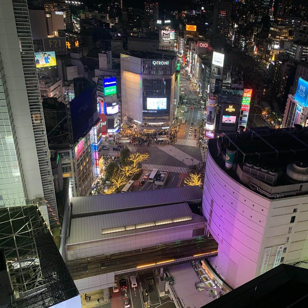 伊勢谷友介さんのインスタグラム写真 - (伊勢谷友介Instagram)「今日の夜は東急さんの新しいビルでの会食でした。見下ろす渋谷のスクランブル交差点。奥には多少影になっているが、宮下公園の変わり様がよく分かる。 変わろうとする渋谷に我々REBIRTH PROJECTはどう関われるだろうか？ ご期待ください。 #shibuyacrossing  #shibuya」1月22日 0時55分 - iseya_yusuke