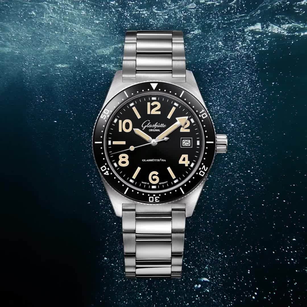 のインスタグラム：「Dive into the Original: inspired by the first diver’s watch ever made in Glashütte in 1969, the new SeaQ is the perfect companion for modern adventurers. State of the art case- and dial finishing meets our manufactory calibres in all SeaQ models.⁠ ⁠ #GlashütteOriginal #GlashuetteOriginal #SeaQ #1969 #Spezialist #vintageinspired #divewatch #diverswatch #sportswatch #madeingermany⁠」