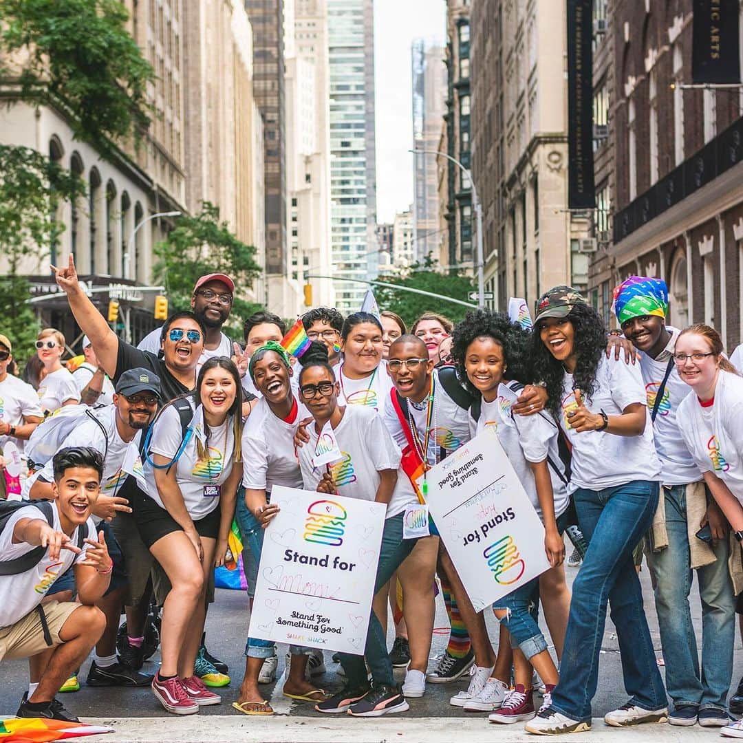 SHAKE SHACKさんのインスタグラム写真 - (SHAKE SHACKInstagram)「We’re thrilled to earn a 100% score on @humanrightscampaign’s Corporate Equality Index for the second year in a row for our policies and practices supporting the LGBTQ+ community! Promoting diversity + inclusion is at the heart of our mission to Stand For Something Good. We’re proud to celebrate individuality in our #ShackFam + continue driving this mission forward every day. 💚 Check out the full report via the link in bio! #shakeshack #cei2020」1月22日 0時56分 - shakeshack