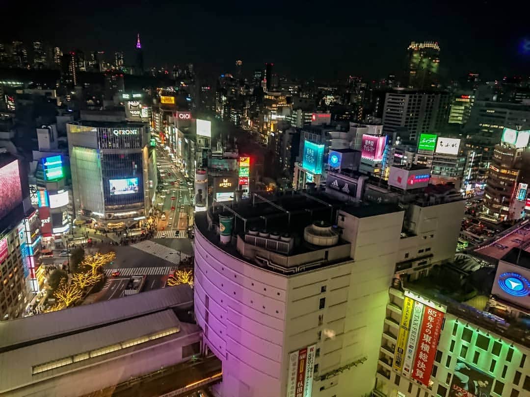 斧口智彦のインスタグラム：「スマホでここまで撮れる。  #写真好きな人と繋がりたい  #夜景 #渋谷 #Xperia #スマホ」