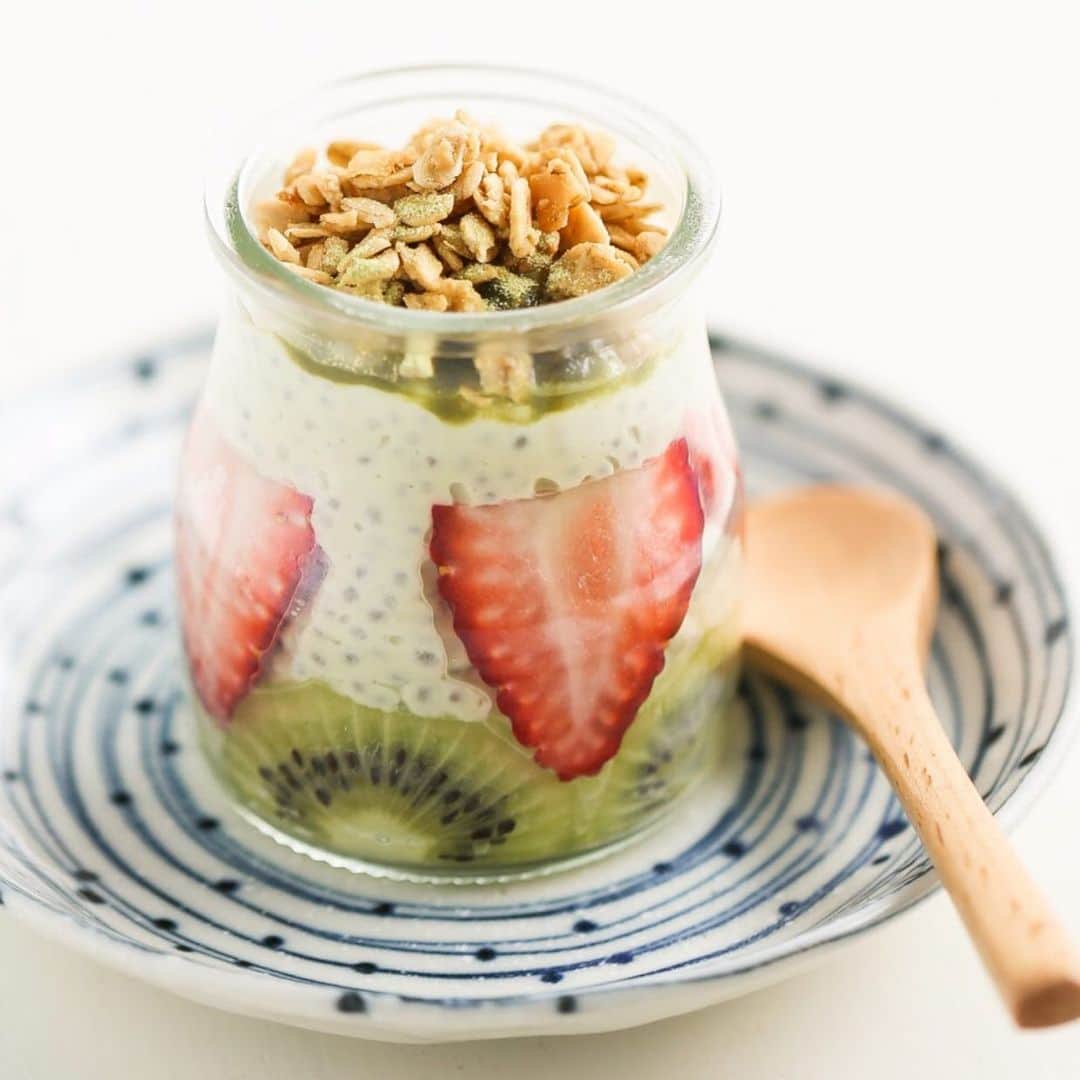 YAMAMOTOYAMA Foundedさんのインスタグラム写真 - (YAMAMOTOYAMA FoundedInstagram)「Looking for a light breakfast or tasty afternoon snack? Try making this delicious Green Tea Chia Yogurt, made with our Lightly Sweetened Green Tea Powder! #Yamamotoyama」1月22日 1時13分 - yamamotoyama_usa
