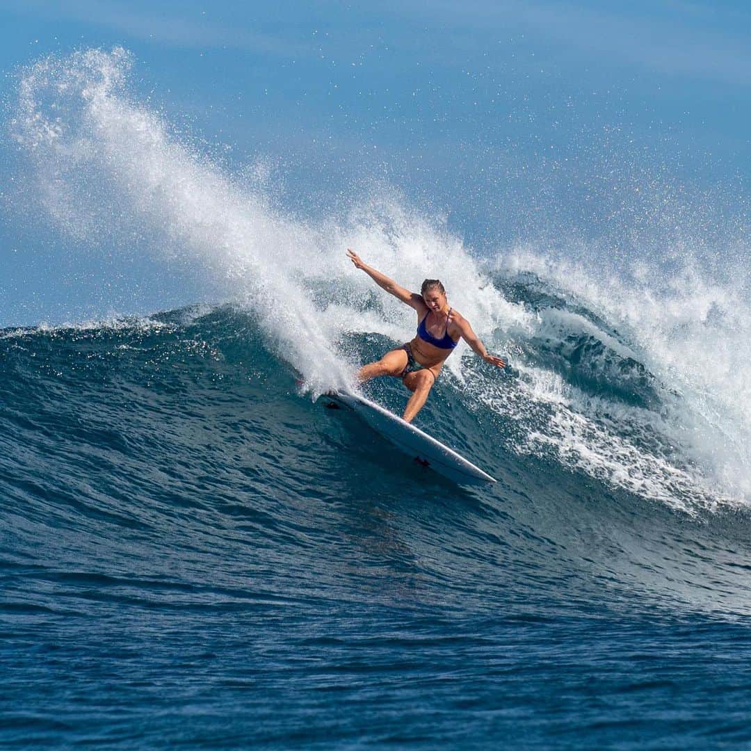 のインスタグラム：「Where’s your happy place? Do you have to roam or is it home sweet home? Two-time Big Wave World Champ @paigealms, savoring a more playful flavor of Hawaiian shave ice. #Sanuk #SmilePassItOn (📸 @1more808).」