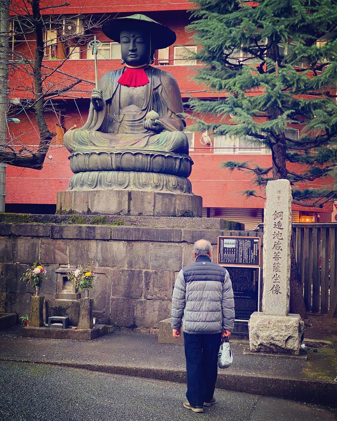 サイモンとマルティナのインスタグラム：「Wondering around Tokyo and just getting lost leads to so many happy moments 📷  Don’t forget to plan space for nothing when you go on vacation.」