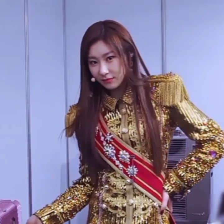 チェリョンのインスタグラム：「Gotta go 💗 ⠀ #있지 #채령 #CHAERYEONG #ITZY #MIDZY」