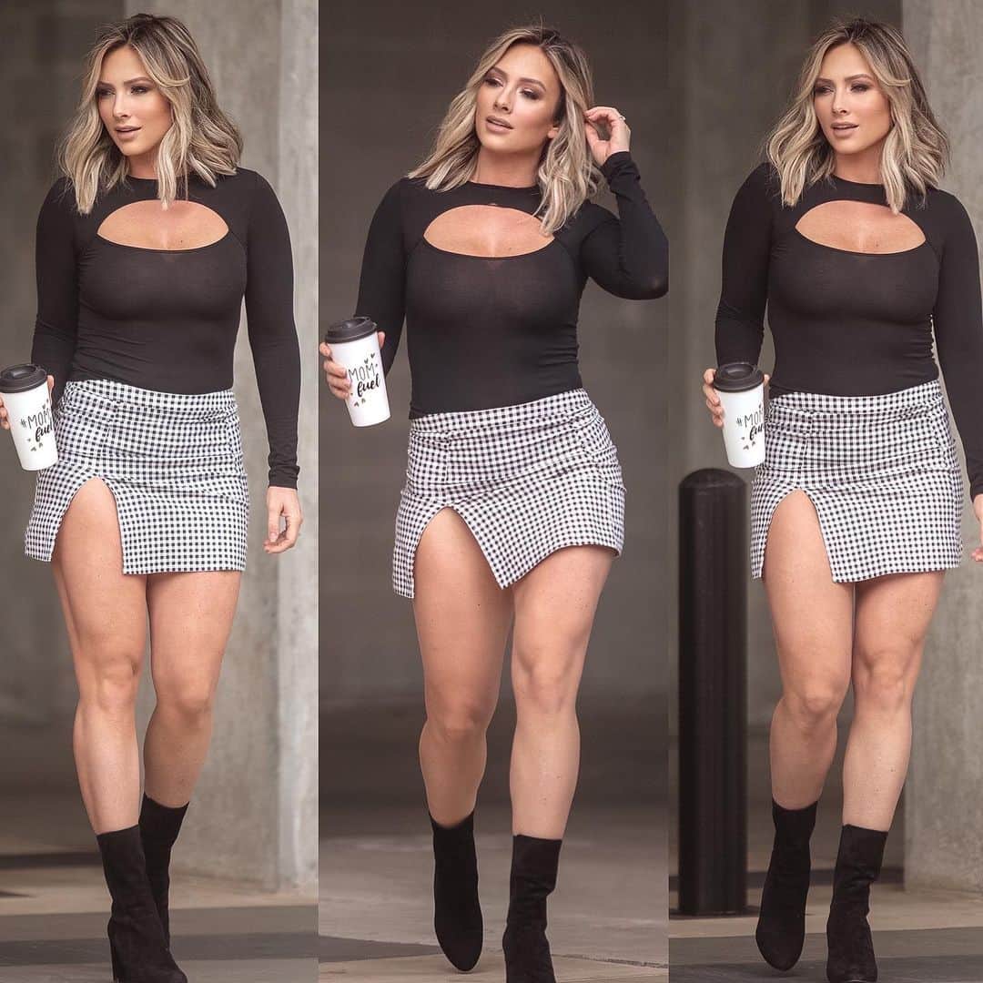 Paige Hathawayさんのインスタグラム写真 - (Paige HathawayInstagram)「Walking into this Tuesday like...💃🏼 SWIPE OVER to see my “pre - baby walk!” WHICH DO YOU PREFER!? ...Pre or post baby walk?」1月22日 1時23分 - paigehathaway