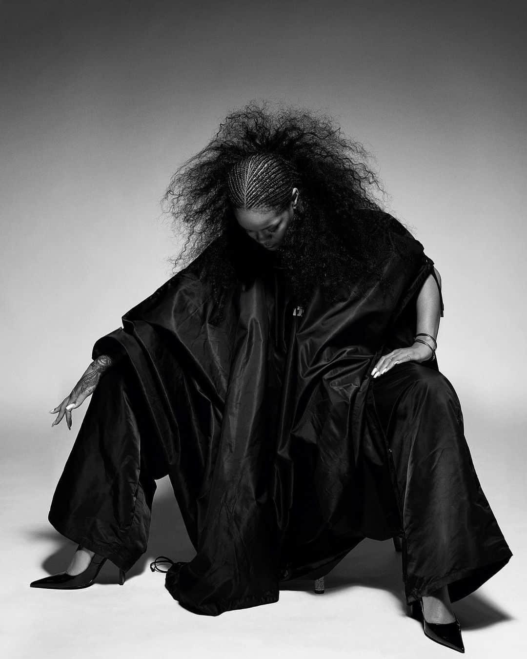 リアーナさんのインスタグラム写真 - (リアーナInstagram)「Limited edition #Rihannazine 🖤 @i_d i-dstore.co  Photography: @mario_sorrenti  Editor-In-Chief & styling: @alastairmckimm Casting director: @samuel_ellis Hair creative director: @yusefhairnyc Hair: @naphiisbeautifulhair Make-up: Kanako Takase Nails: @Jennynails」1月22日 1時27分 - badgalriri