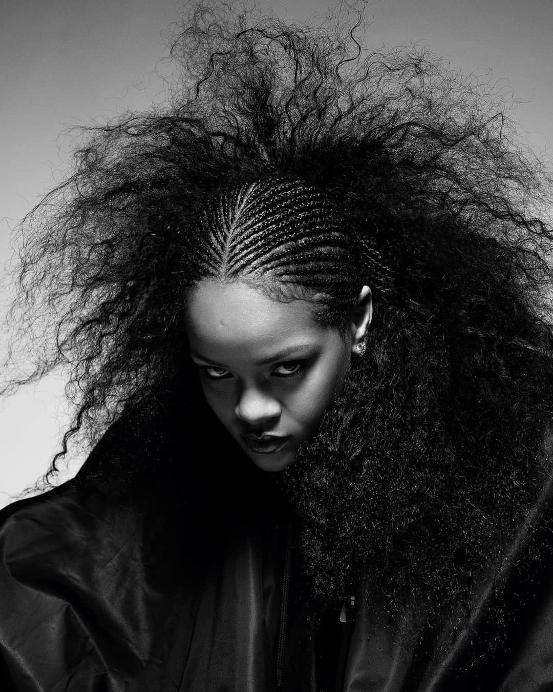 リアーナのインスタグラム：「Limited edition #Rihannazine 🖤 @i_d i-dstore.co  Photography: @mario_sorrenti  Editor-In-Chief & styling: @alastairmckimm Casting director: @samuel_ellis Hair creative director: @yusefhairnyc Hair: @naphiisbeautifulhair Make-up: Kanako Takase Nails: @Jennynails」