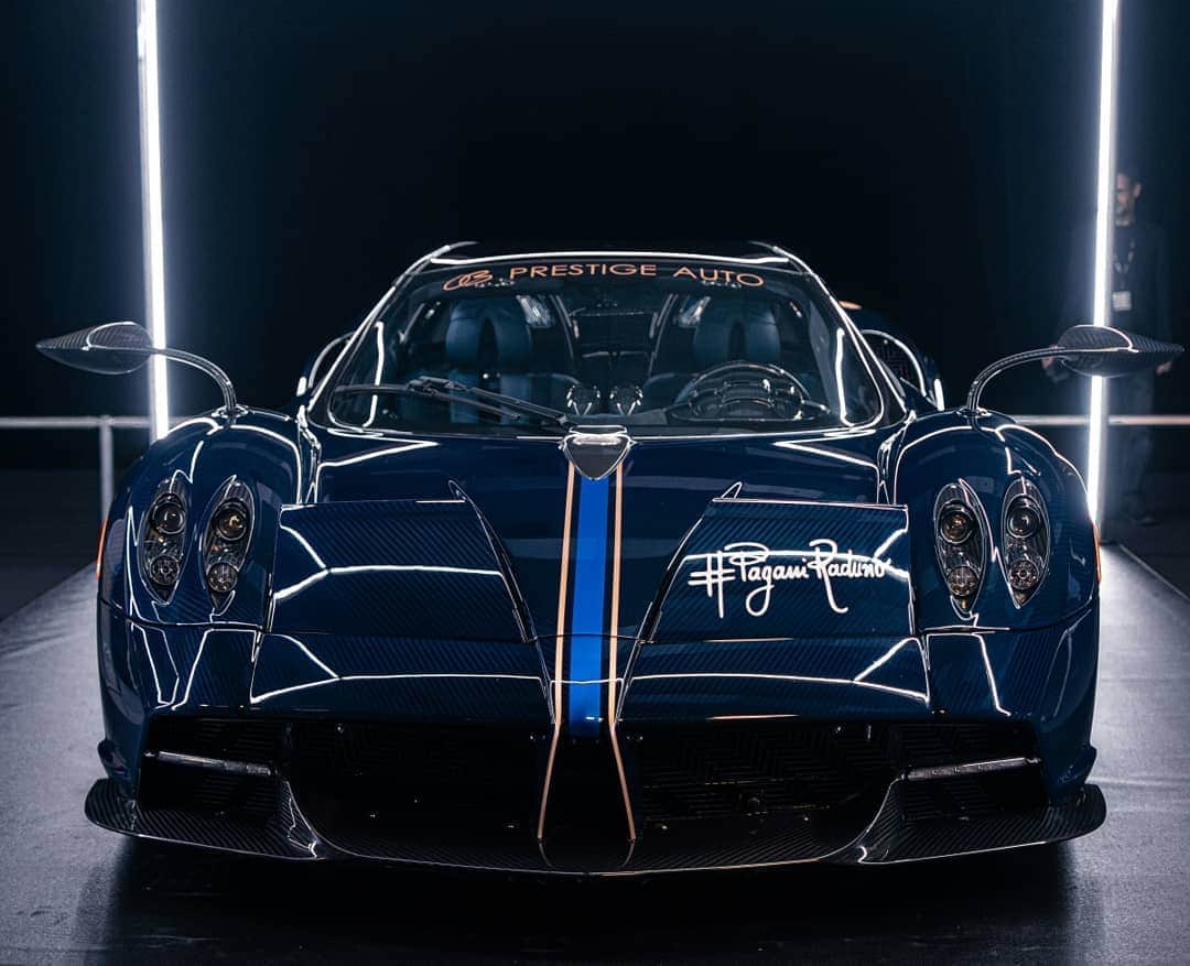 パガーニ・アウトモビリのインスタグラム：「@salonautomtl is going great! Thank you @obprestigeauto for showcasing this stunning spec of Huayra Roadster.  Come and take a look, folks!  #pagani #huayra #huayraroadster #salonautoml」
