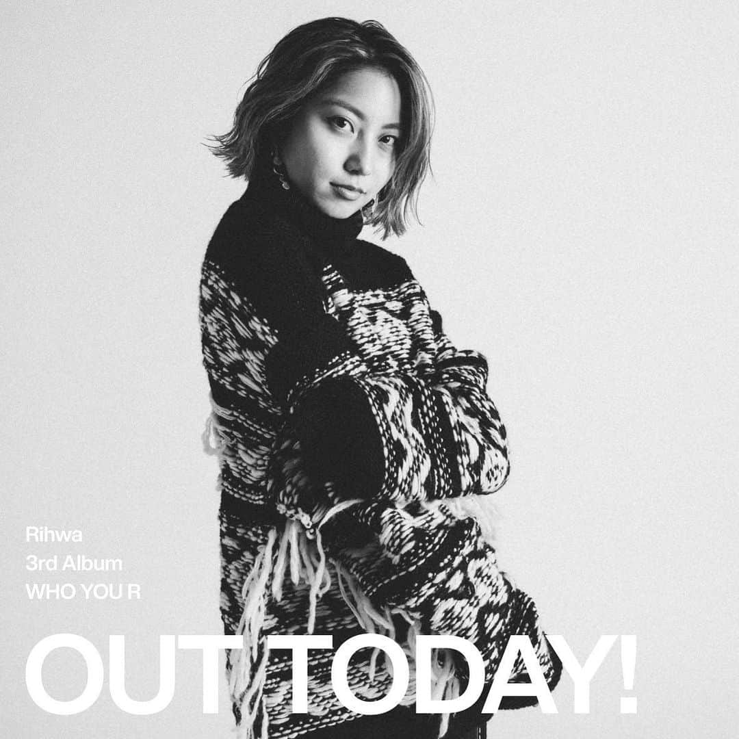 Rihwaさんのインスタグラム写真 - (RihwaInstagram)「❄️ 2020.1.22 ▶︎▶︎▶︎TODAY!!!! Rihwa 3rd album "WHO YOU R" ⚫️⚪️⚫️⚪️⚫️⚪️⚫️⚪️ [Tracks] 01. Madeleine 02. Love Today! ▶︎ Music Video 03. DON'T GET IT 04. BOY 05. ｃｏｌｄ 06. MARIMO 07. 一秒 08. 夢灯り 09. This is Christmas! 10. You Are My Road ▶ Music Video 11. Carnation #Rihwa #love #music #peace #WHOYOUR #冬リファ　#album #CD #new #outtoday」1月22日 1時34分 - rihwa_official