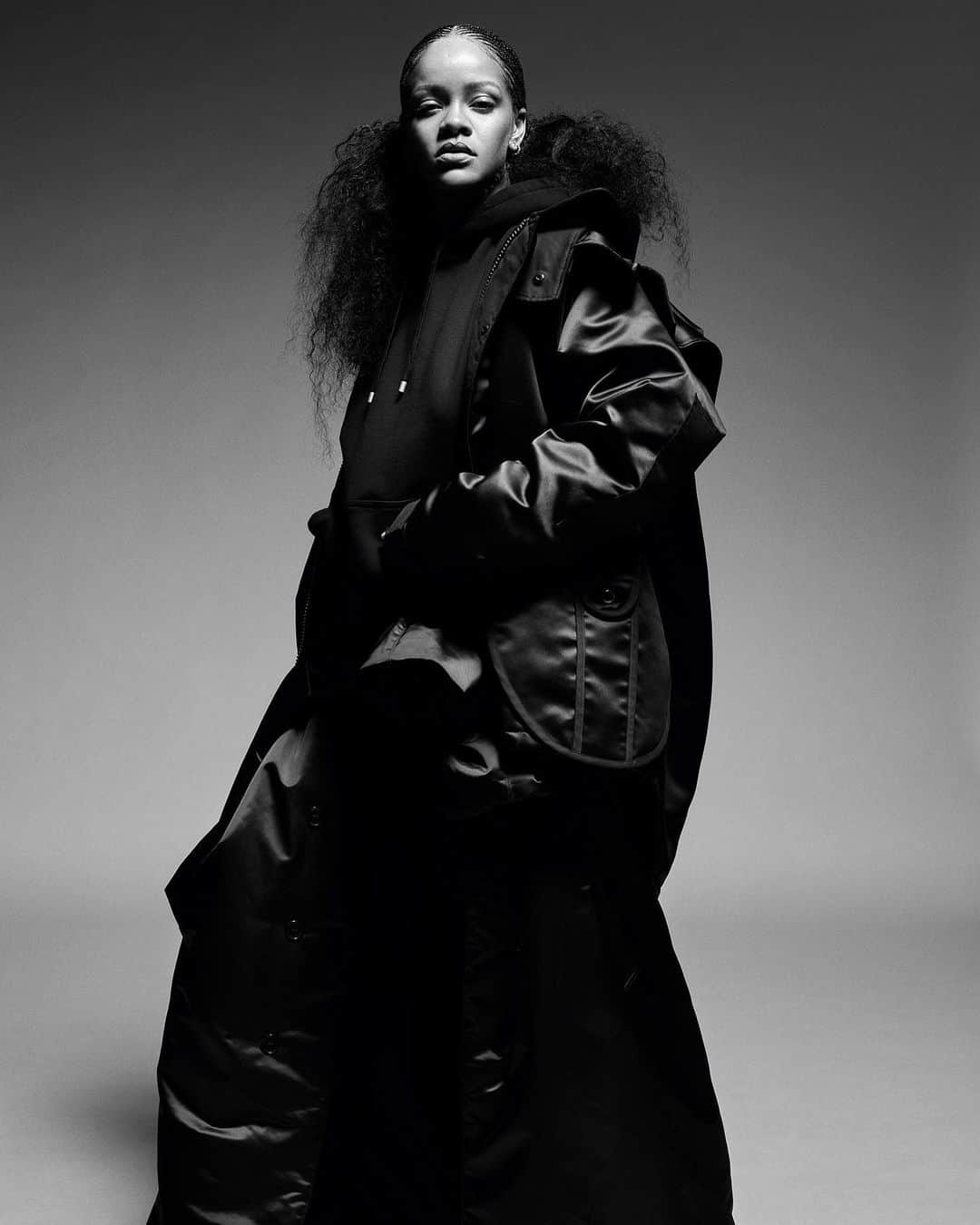 リアーナのインスタグラム：「@i_d  @alastairmckimm @mario_sorrenti」