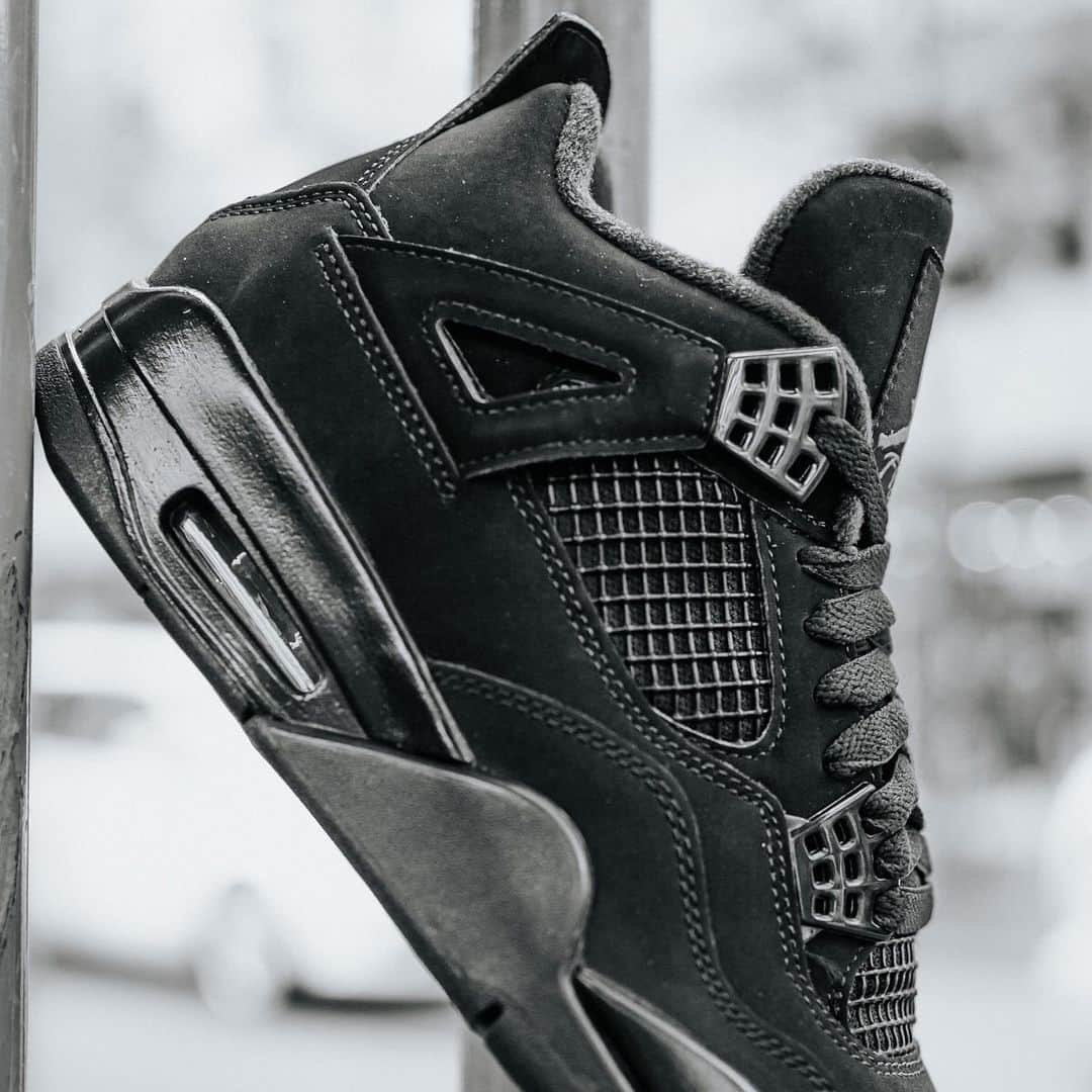 Nice Kicksさんのインスタグラム写真 - (Nice KicksInstagram)「The “Black Cat” Jordan 4 is set to make its return tomorrow. Are you excited about this classic sneaker dropping? 👀⚫️」1月22日 1時37分 - nicekicks