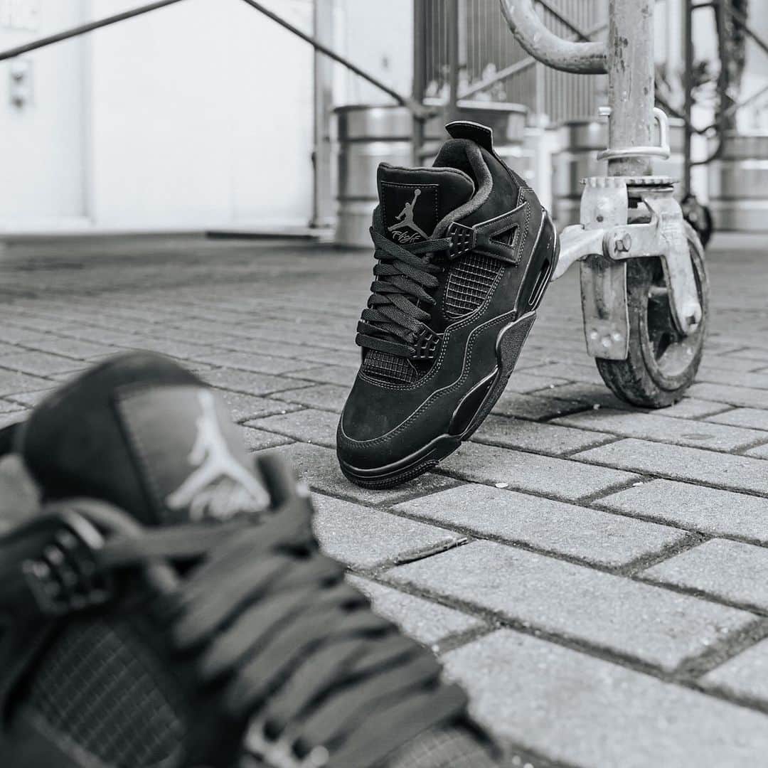 Nice Kicksさんのインスタグラム写真 - (Nice KicksInstagram)「The “Black Cat” Jordan 4 is set to make its return tomorrow. Are you excited about this classic sneaker dropping? 👀⚫️」1月22日 1時37分 - nicekicks