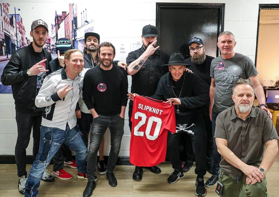 Kerrang!さんのインスタグラム写真 - (Kerrang!Instagram)「Slipknot hanging out with Man Utd’s David de Gea and Juan Mata. Sure. #slipknot #manutd」1月22日 1時40分 - kerrangmagazine_