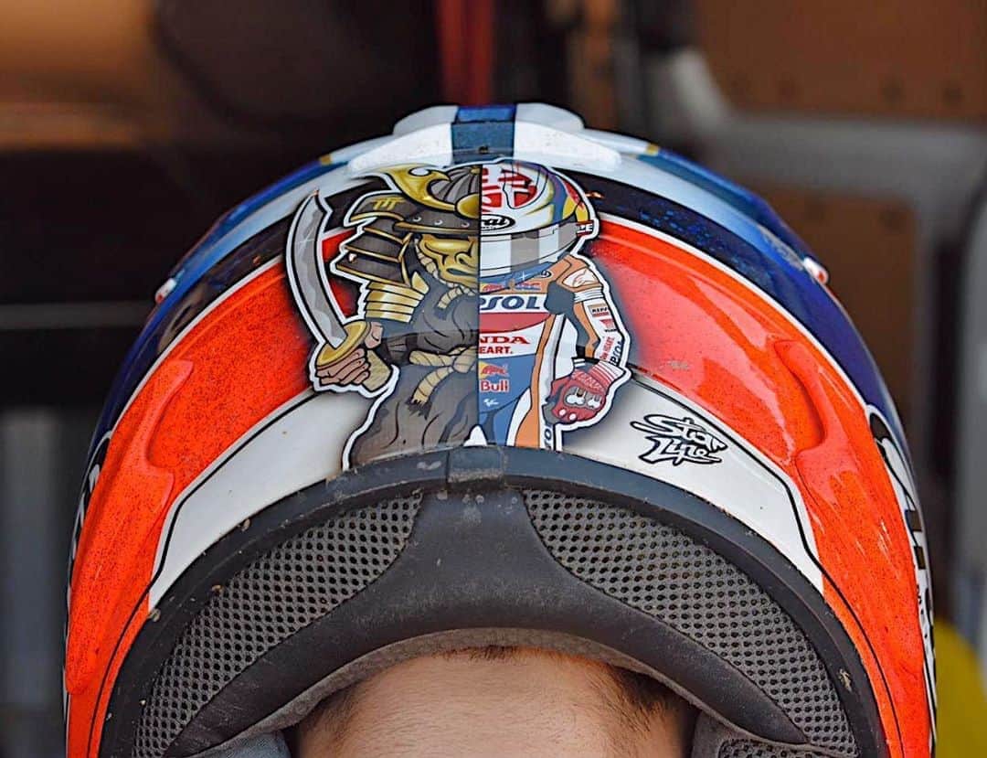 ダニ・ペドロサさんのインスタグラム写真 - (ダニ・ペドロサInstagram)「Samurai helmet.  #starline #arai #rider #helmet」1月22日 1時40分 - 26_danipedrosa
