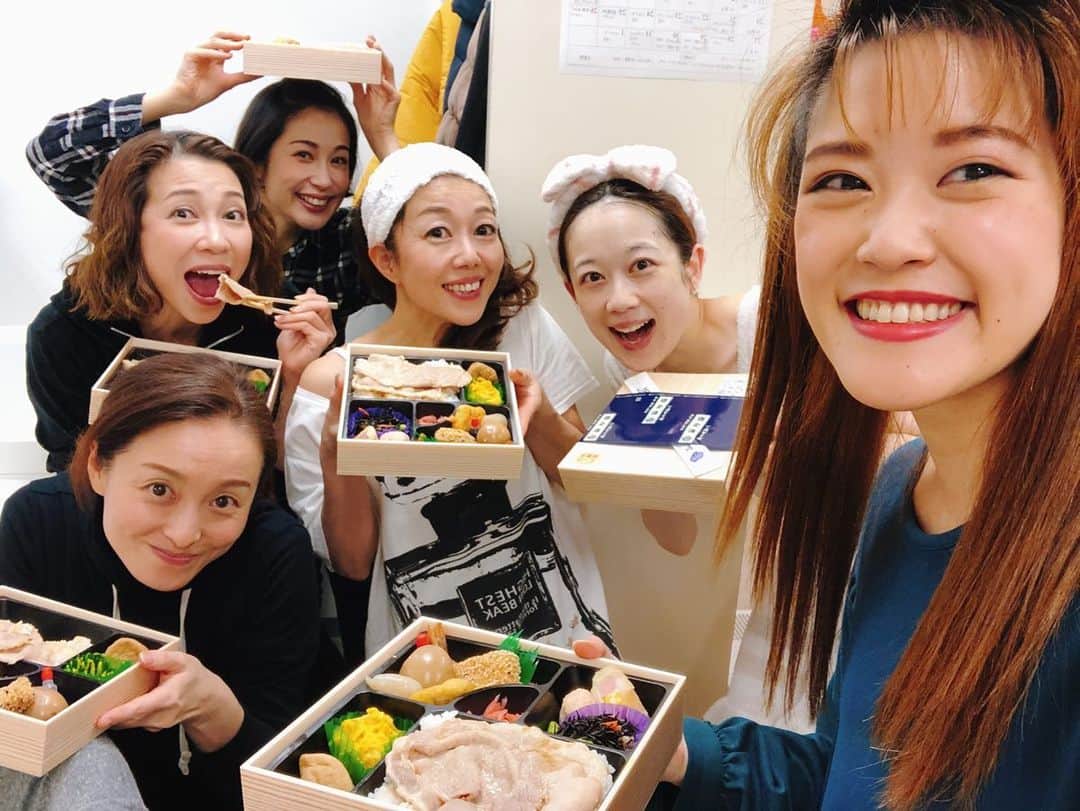 大月さゆのインスタグラム：「ピアこと！土井裕子さんからお弁当いただきました〜💕 のり弁か！豚の生姜焼き弁か！ の選択に、我らはみ〜んなお肉を選ぶ。 土居さんは女性陣のためにのり弁を用意してくださったそうなので驚いていらっしゃいましたが💦我らの肉食っぷりを元気でイイ❗️と褒めてくださいました🤣  ごちそうさまでした！ とっっても美味しかったです💕  #シャボン玉とんだ宇宙までとんだ  #お肉パワーの信者たち」