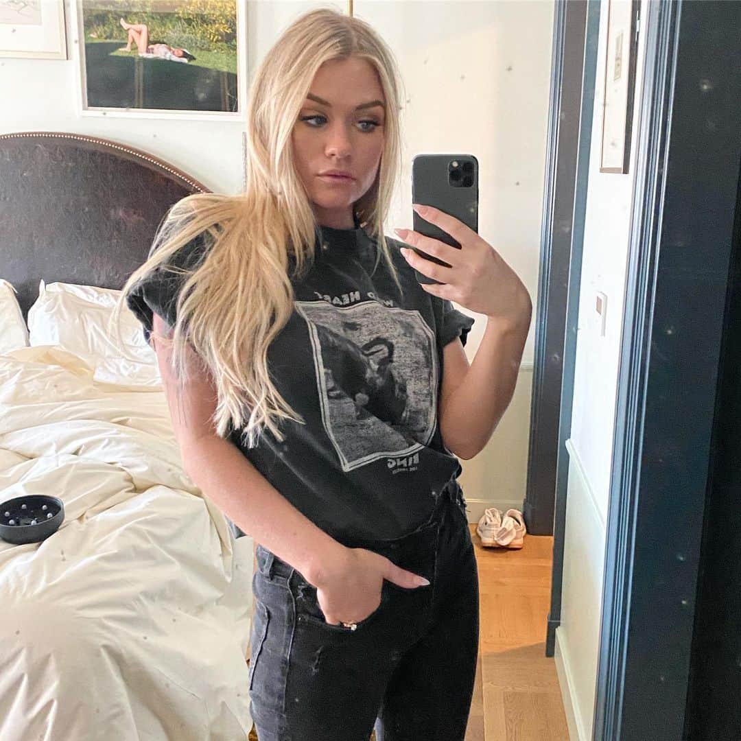 Samantha Ravndahlのインスタグラム：「consider iPhone selfies in a messy hotel room to be quality content again 2k20」