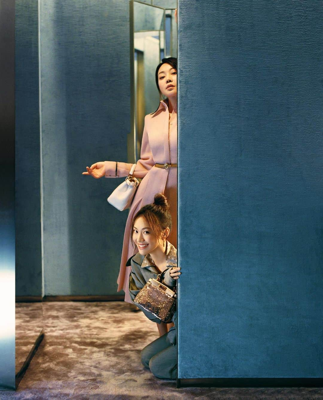 Fendiさんのインスタグラム写真 - (FendiInstagram)「What dreams are made of: Zou Yuanqing and Yan Ni share their favorite #FendiPeekaboo bags in the latest #MeAndMyPeekaboo chapter. Shop the edit at the link in bio.  #FendiCNY  Photographer: @oliverjune」1月22日 2時03分 - fendi