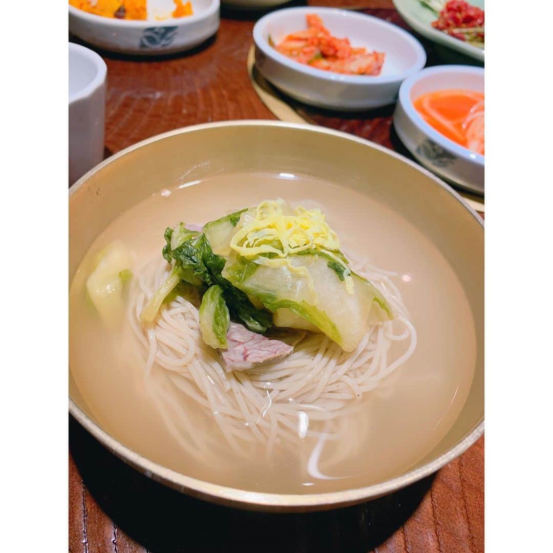 丹羽麻由美さんのインスタグラム写真 - (丹羽麻由美Instagram)「서울여행2020💫 . 振り返りソウルレポ✍🏼 . その⑥ 美味しいごはん🥰 . 韓国料理が大好き！なので、何を食べても幸せでした。 今回食べたものをピックアップ。 ✅サムギョプサル ✅ブデチゲ ✅キンパ ✅マンドゥ ✅焼き肉 ✅冷麺 ✅ビビンパ ✅テンジャンチゲ ✅せいろ蒸し ✅さつま芋バター 最後の２つは日本料理屋さんでしたが、どれもこれも美味しかった💯 そして、今回初めて飲んだ、昔のデザインが復刻版になって販売されてるジンロが飲みやすくて美味しかった〜 韓国の友達はもちろんワンショットです。日本にもあるかな？探してみよう。 美味しいお店に連れて行ってくれたみんなに感謝！ . #서울 #음식  #韓国料理 #삼겹살🐷  #부대찌개  #김밥  #만두  #칼비  #진로  #냉면  #비빔밥  #된장찌개  #세이로무시  #고구마 #잘먹었습니다  #맛스타그램  #mayumitrip2020」1月22日 2時09分 - mayumi912