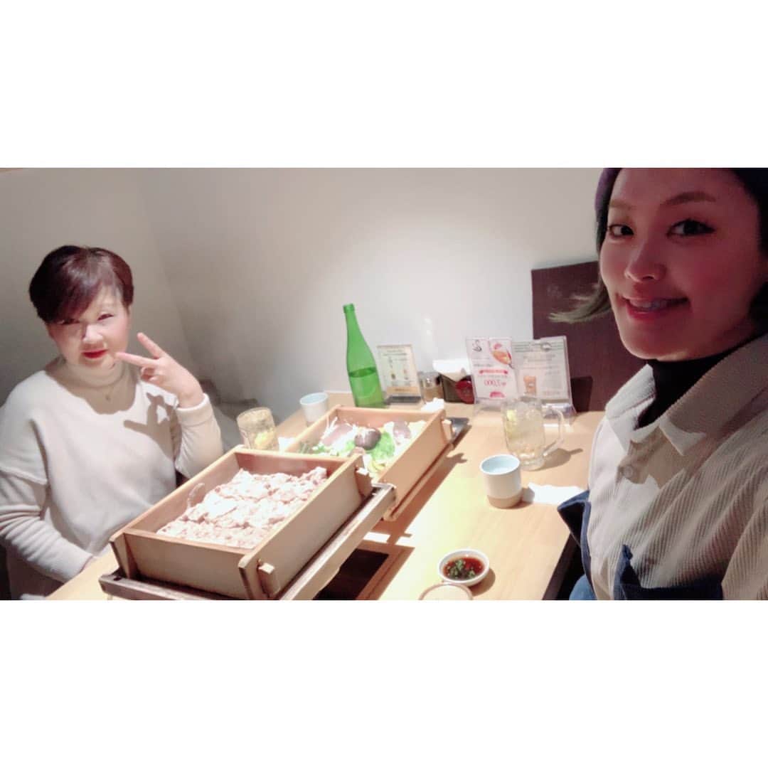 丹羽麻由美さんのインスタグラム写真 - (丹羽麻由美Instagram)「서울여행2020💫 . 振り返りソウルレポ✍🏼 . その⑥ 美味しいごはん🥰 . 韓国料理が大好き！なので、何を食べても幸せでした。 今回食べたものをピックアップ。 ✅サムギョプサル ✅ブデチゲ ✅キンパ ✅マンドゥ ✅焼き肉 ✅冷麺 ✅ビビンパ ✅テンジャンチゲ ✅せいろ蒸し ✅さつま芋バター 最後の２つは日本料理屋さんでしたが、どれもこれも美味しかった💯 そして、今回初めて飲んだ、昔のデザインが復刻版になって販売されてるジンロが飲みやすくて美味しかった〜 韓国の友達はもちろんワンショットです。日本にもあるかな？探してみよう。 美味しいお店に連れて行ってくれたみんなに感謝！ . #서울 #음식  #韓国料理 #삼겹살🐷  #부대찌개  #김밥  #만두  #칼비  #진로  #냉면  #비빔밥  #된장찌개  #세이로무시  #고구마 #잘먹었습니다  #맛스타그램  #mayumitrip2020」1月22日 2時09分 - mayumi912