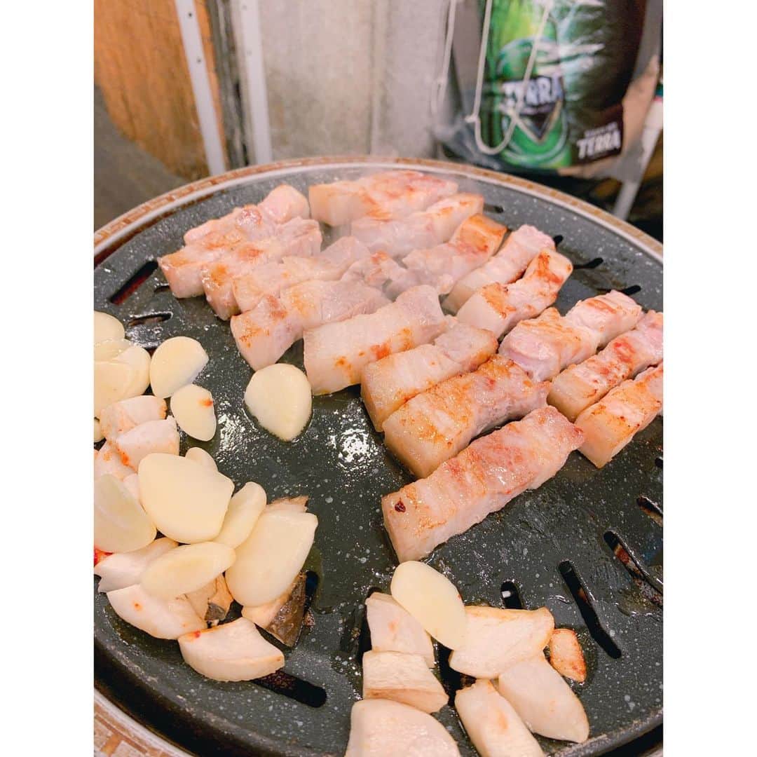 のインスタグラム：「서울여행2020💫 . 振り返りソウルレポ✍🏼 . その⑥ 美味しいごはん🥰 . 韓国料理が大好き！なので、何を食べても幸せでした。 今回食べたものをピックアップ。 ✅サムギョプサル ✅ブデチゲ ✅キンパ ✅マンドゥ ✅焼き肉 ✅冷麺 ✅ビビンパ ✅テンジャンチゲ ✅せいろ蒸し ✅さつま芋バター 最後の２つは日本料理屋さんでしたが、どれもこれも美味しかった💯 そして、今回初めて飲んだ、昔のデザインが復刻版になって販売されてるジンロが飲みやすくて美味しかった〜 韓国の友達はもちろんワンショットです。日本にもあるかな？探してみよう。 美味しいお店に連れて行ってくれたみんなに感謝！ . #서울 #음식  #韓国料理 #삼겹살🐷  #부대찌개  #김밥  #만두  #칼비  #진로  #냉면  #비빔밥  #된장찌개  #세이로무시  #고구마 #잘먹었습니다  #맛스타그램  #mayumitrip2020」