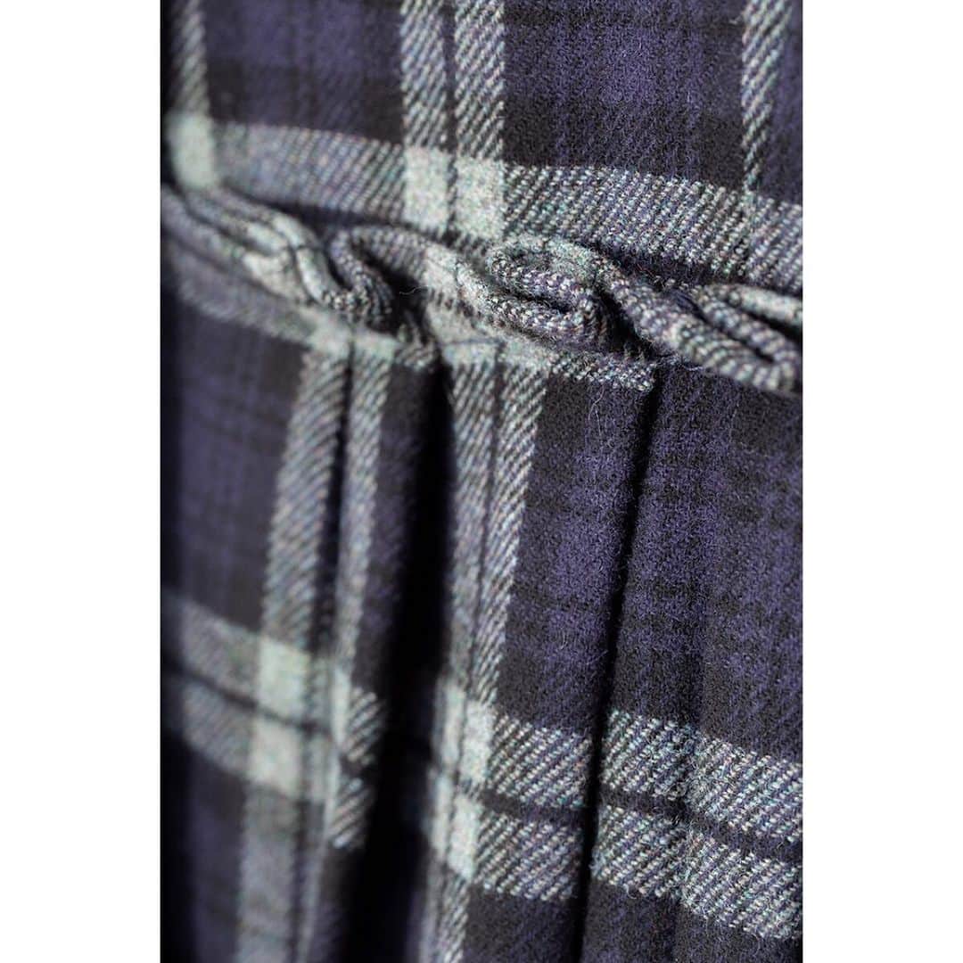 キャベジズ&ローゼズのインスタグラム：「Beautiful lambswool woven in the UK the old fashioned way 🐑 just for C&R. The Nellie coat cut and made by hand just outside Cambridge. Fitted & flattering @christina_strutt @cabbagesandroses_shop #madewithlove #madeinbritain #britishfashion #handmade #handmadewithlove❤ #shoplocal #sourcelocal #cabbagesandroses #cabbagesandrosesfashion #wool #woolcoat #wrapup」