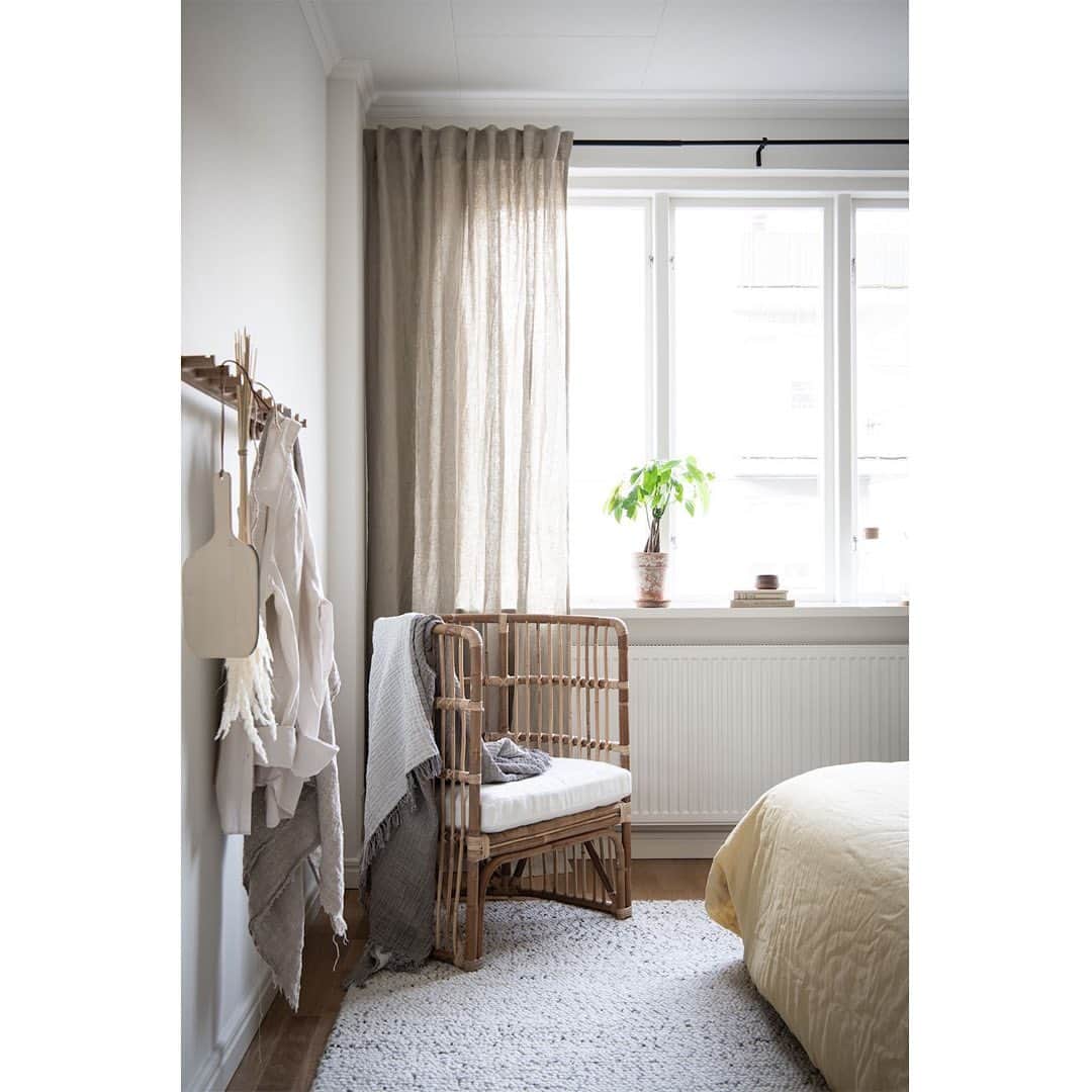 Bjurforsさんのインスタグラム写真 - (BjurforsInstagram)「En plats att trivas på. 💭  Ljus, renoverad tvåa i mysiga Kålltorp. Vackert!  Intagsgatan 6A • Fotograf:  @mariasahlander • Stylist: @madebyintro  #bjurfors #bjurfors_goteborg  #apartment #heminredning #drömhem #interiordecor #interiorstyling #livingroom #nordicliving #bedroominspo #bedroom  #interior #inredningsinspiration #mäklarecarolinabäcklund」1月22日 2時12分 - bjurforsgoteborgcity