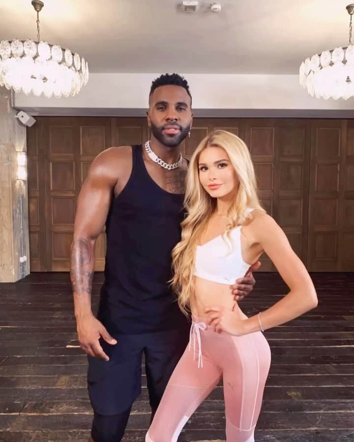 ジェイソン・デルーロのインスタグラム：「I haven’t done an ab session like this in a while. I’ve become accustomed to doing weighted ab exercises so this killed me!!! U gotta keep switching it up for results. @pamela_rf is the GOAT for killing my abs in only 8 minutes. You gotta try this. Everybody has 8 mins」