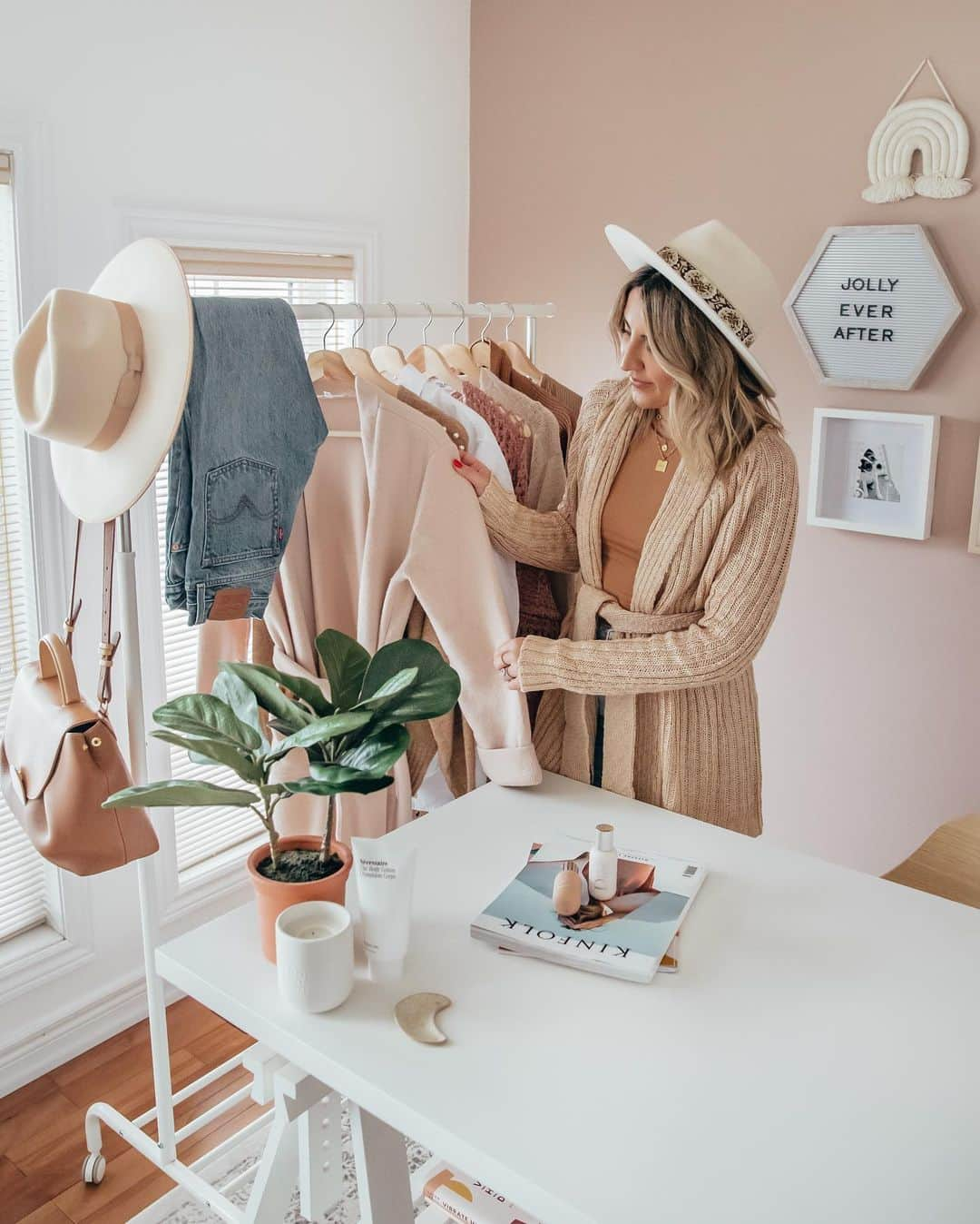 Stephanie Sterjovskiさんのインスタグラム写真 - (Stephanie SterjovskiInstagram)「Neutrals always 🙌 Sharing a few pieces I love for building a classic wardrobe on stephjolly.com today! Who else’s closet is filled with neutrals?😅 . Outfit details: @revolve sweater + @lackofcoloraus hat // Linked it all here: http://liketk.it/2JohB @liketoknow.it #liketkit #LTKunder50 #LTKunder100 #LTKstyletip #revolveme」1月22日 2時21分 - stephsjolly