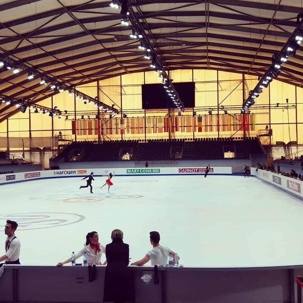 シャルレーヌ・ギニャールさんのインスタグラム写真 - (シャルレーヌ・ギニャールInstagram)「First day of practice in Graz 👌😘 #firstday #europeanchampionship #ec2020 #graz #icedance #isu #isufigureskating #fiammeazzurre #coni #italiateam🇮🇹 #fisg4passion #practice」1月22日 2時26分 - charleneguignard