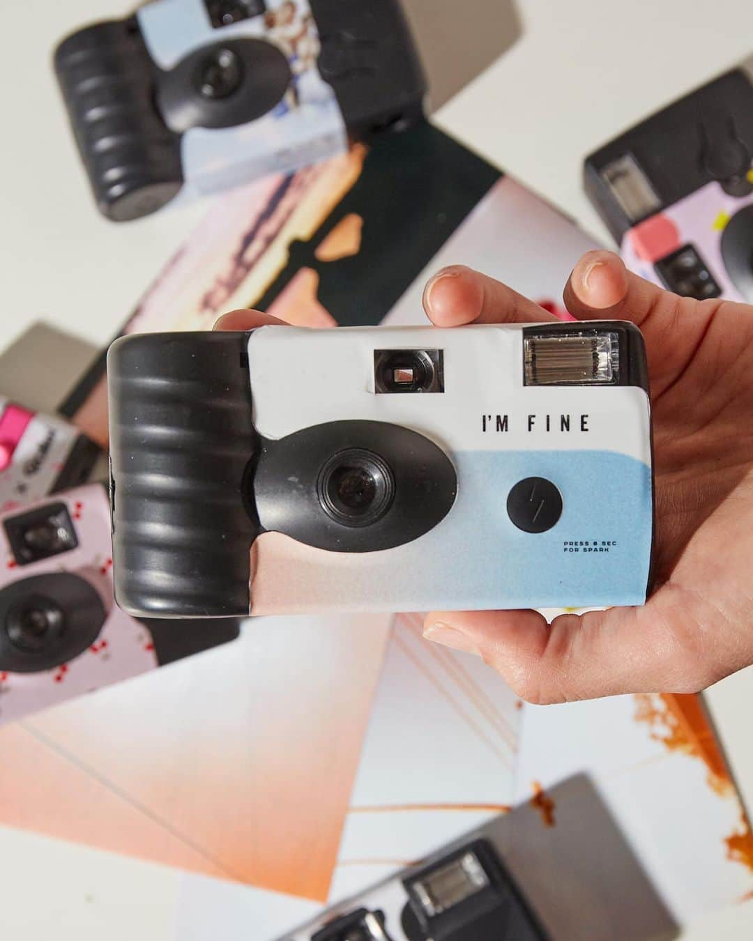 Urban Outfittersさんのインスタグラム写真 - (Urban OutfittersInstagram)「When it comes to this disposable camera, we feel more than fine: the film comes with built in color filters to perfectly capture your every mood, fine or happy or hungry or...whatever. Tap to shop! #UOTech」1月22日 2時35分 - urbanoutfitters