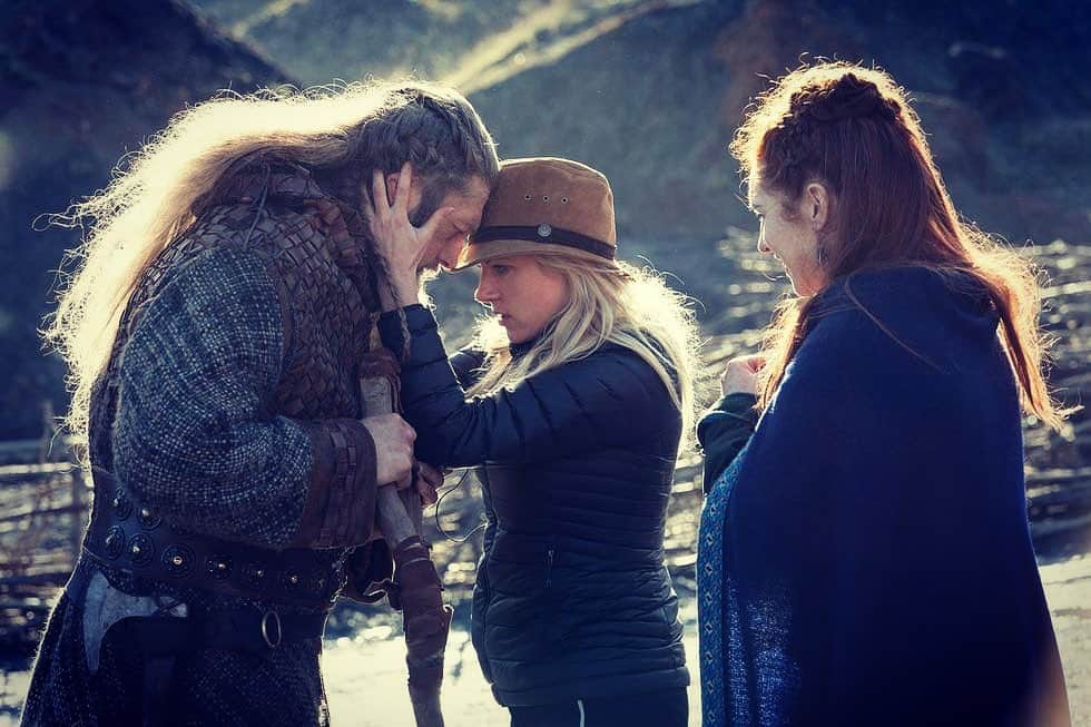キャサリン・ウィニックのインスタグラム：「Kiss? Nah.. too modern.. Head butt?  Behind the scenes of discovering a Viking way to greet your loved one. 🎬 #Director #tomorrow. @edgeratedr」