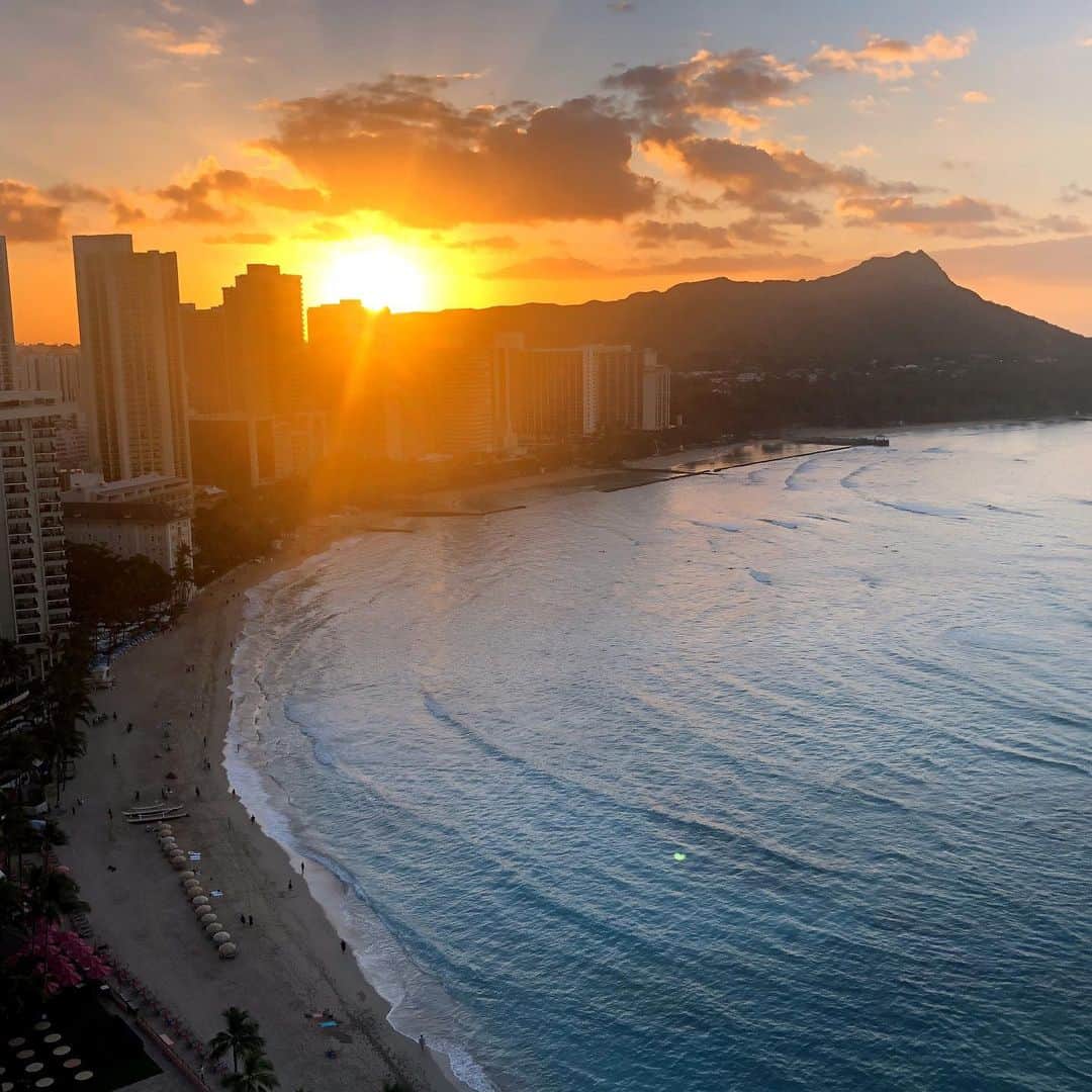 アグネス・チャンさんのインスタグラム写真 - (アグネス・チャンInstagram)「ワイキキ日の出。Waikiki sunrise. 威基基的日出。」1月22日 2時49分 - agneschan1