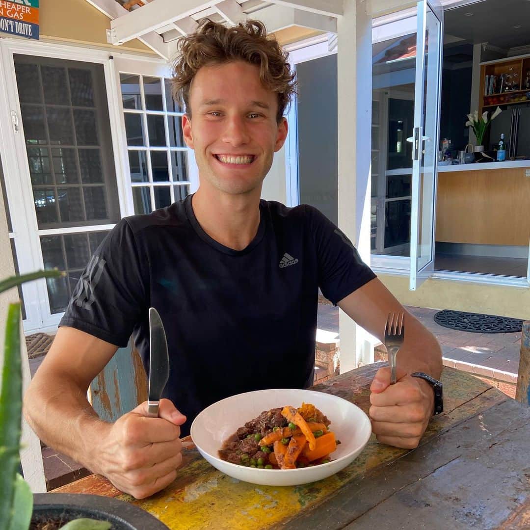 カーティス・マーシャルのインスタグラム：「@mymusclechef saving me time and effort with my meal prep on my quest to get swol for the summer season #mymusclechef 🥩🥩💪🏼💪🏼」