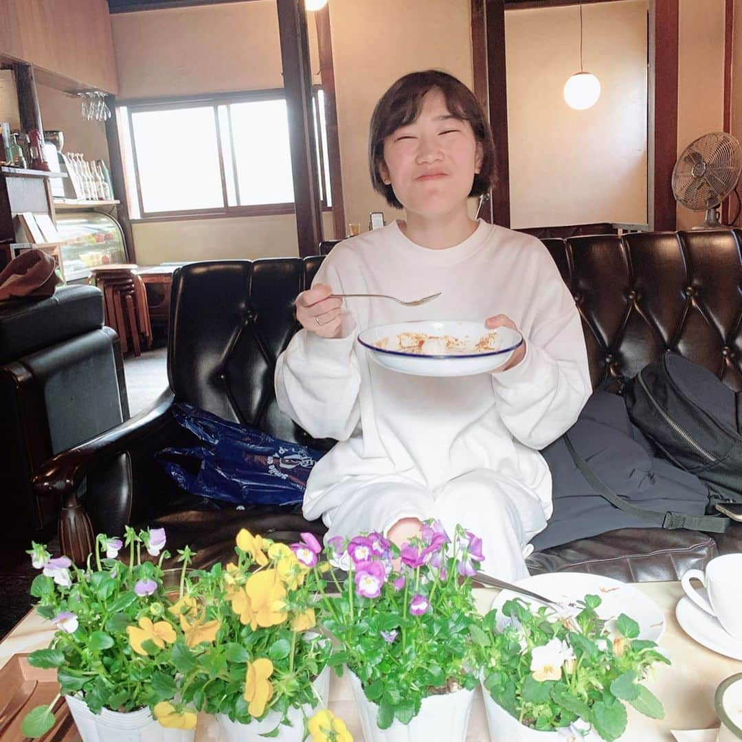 久保陽香さんのインスタグラム写真 - (久保陽香Instagram)「ある日の休日。  昨年は撮影でもお世話になりましたレインさん。 頼むのはいつもチーズケーキとチャイ。 先日ついに｢久保セット｣って店長さんに言われました。 有り難いですね(笑) チャイには八角と甘々なのが好きなので角砂糖を2つ。 最後のほうの甘ったるいのが大好きです。  この日は大好きな場所で、 大好きな後輩ちゃんと 出張お花屋さんで来てくれた 毎度お馴染みハッピーみしゃおさんと。  とっても癒された休日でした。 明日から撮影で大阪へ〜  #チャイは甘いのが好き #くぼとあまいもの」1月22日 12時22分 - kubo_haru