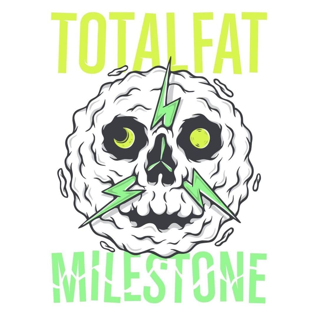 Bunta さんのインスタグラム写真 - (Bunta Instagram)「本日1/22 TOTALFAT10thアルバム"MILESTONE"発売🤟🏼🤟🏼🤟🏼 ・ 20年間足を止めずにやってきたからこそ、今回の作品が完成した。 ・ 19周年の下北沢のライブから10月のKubotyラストの日までの合間を縫って作曲、レコーディングを行う強行スケジュールの中で、楽しく制作できたのは本当に俺たち3人が高校からの同級生だったのはおっきいと思う。 ・ 　今までどれだけのバンドと対バンして、どれだけのお客さんの前で演奏して来たのか。数えられない位のバンド、お客さんが俺たちの前から居なくなり、新しく増え、そしてまた昔のバンドマンやお客さんが違う形で帰ってきたり。。 でも、俺たち3人は高校2年で始めた時から何も変わらずにずっと続けてきた。 ・ 　今回の作品は、そんな俺たちが今まで出会ってきた奴らみんなに聴いてほしい。"MILESTONE"宜しくね♨️♨️♨️ #totalfat #milestone」1月22日 12時15分 - buntatf