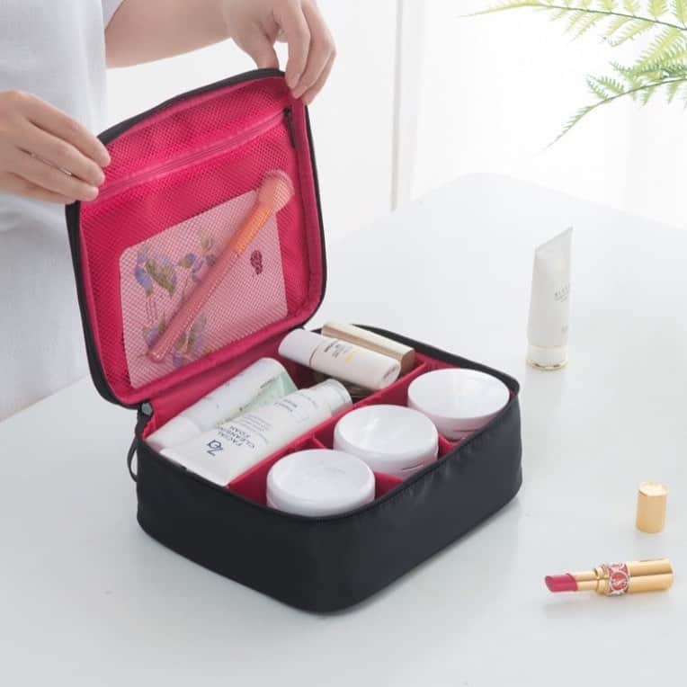 maison de LATIRのインスタグラム：「こんなポーチが欲しかった！と思えるほど機能的なバニティポーチ。 程よい仕切りで整理しやすく、中身が一目で見渡せるワイドオープンなデザインが人気。 ハンドル付なので携帯しやすく旅行等にも活躍してくれますね。 . お求めはコチラから▼▼ @maison_de_latir #maison_de_latir #https://shop-list.com/women/brand/maison-de-latir/」