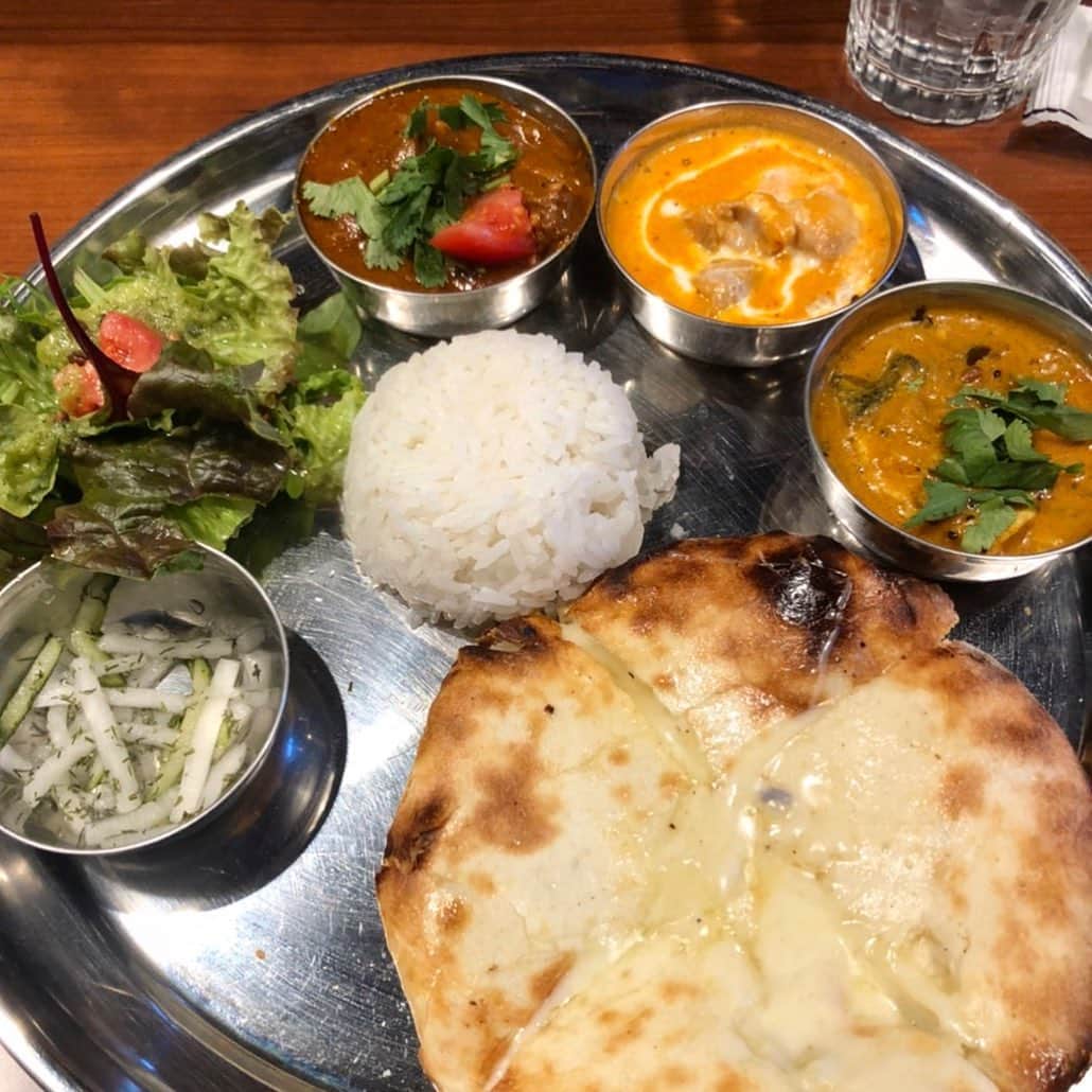 のインスタグラム：「今日はカレーの日だってね。お初のお店。チーズクルチャうまい。 #lunch #curry #pork #butterchicken #music #soul #rb #singer #lovelife #instafood #ハードコアカレーシンガー」