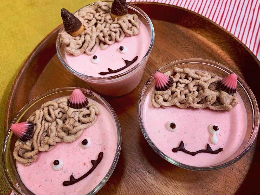 のインスタグラム：「Hello❣️午後もがんばろ〜✌️✨✨ . CookPadLive💕が始まってから、お菓子作りもごはん作りもより楽しく感じる〜💕 . 初めて作るものとかは失敗もまーまーあるけど、2回目より3回目の方ができることが増えてるからお料理って楽しい💕 . 1年中なんでも買えちゃう時代だけど、季節の食べ物とかに目が行く様になるし✨ . みんなでお弁当作ってピクニック行くイベントとかやりたい〜🌸 .  節分パーティーにぴったり❣️「赤鬼のいちごムース」を作ってる動画はCookPadLiveのアプリからアーカイブが観れるのでぜひ〜🍓「cookpadLive」https://www.cookpad.tv/episodes/11904 . . . #cookpadlive #りさスイーツ #節分 #節分スイーツ #sweets #cooking #cawaii #japan #strawberrymousse #🍓 #👹 #life #food #tokyolife #lifestyle」