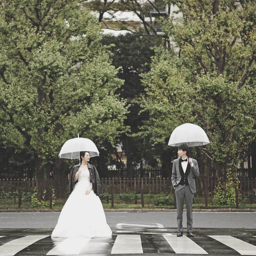 CLAIREのインスタグラム：「雨の日のロケーションも、アイデア次第で素敵フォトに✨ ・ 1、2枚目→英国王室が使ってるような、すっぽり覆うかわいいビニール傘をチョイス。肩に羽織った革ジャンが、一気にオシャレ上級者に。 ・ 3枚目→お気に入りのシューズの足元ショットも、ぜひ記念に残してみて。 ・ @clairebridalstudio」
