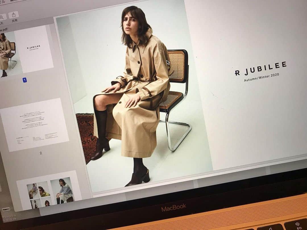 濱中鮎子のインスタグラム：「@r__jubilee  のバイヤー向け展示会が @showroomsession  でスタートしました。  ちょっといろいろ削ぎ落として、原点回帰。 「ベーシック」を”Basic”と”Chic”が共存する形に出来たらと、思いすすめたシーズン。 “Chic”であるならば、粋な女性に着て欲しいし、物作りの段階で粋であるべき。  物を作る以上は、完全なるサスティナブルファッションは今現在は難しい。けれど避けては通れない。  言葉自体が一人歩きし、マス化してしまっているのも現状。  でも一歩ずつ、少しでも環境や人に配慮し、取り組んでいくことに意味があるはず。  ケミカルな工程を減らし、物の力も弱めないこと。  加工が強みの @r__jubilee  加工の工程で薬品は一切使っていません。  コットンに限らず、ジュビリーが得意なウールリネンなども加工をかけて、ヴィンテージの風合いと強さを出しています。  ほんとに一歩ずつです。  私もまだ知らないことが多過ぎて穴だらけの知識ですが、学んでいきたい。  次シーズンもよろしくお願いします。  #アールジュビリー #rjubilee #rjubilee_20AW #バイヤー向け展示会」