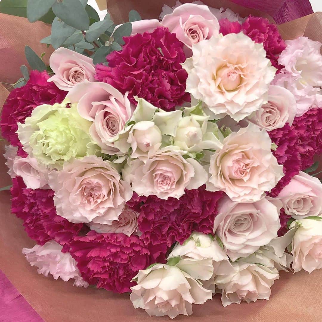 杉下理世のインスタグラム：「お誕生日のお祝いの花束ブーケ🌹 贈られる方のイメージに合うように、色合いは念入りにチェックします♡ #flowershop #お花屋さん #rose #ブーケ  #bouquet #birthdayflower #花 #花屋 #お祝い花 #祝花」