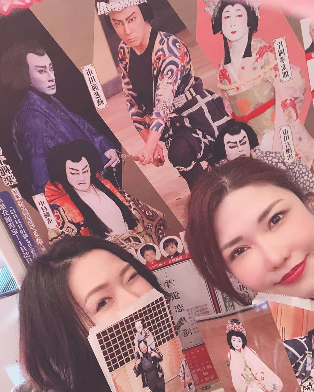 沖田杏梨さんのインスタグラム写真 - (沖田杏梨Instagram)「Went to see Kabuki mainly acted by Ebizo and his son Kangen. 👘🌸✨with Ai sayama♥️ 海老蔵さんが海老蔵の名前で恐らく出演最後になる歌舞伎を見に行って来ました✨勸玄くん感動的に可愛かったです💕  #kabuki #市川海老蔵」1月22日 12時56分 - anri_okita