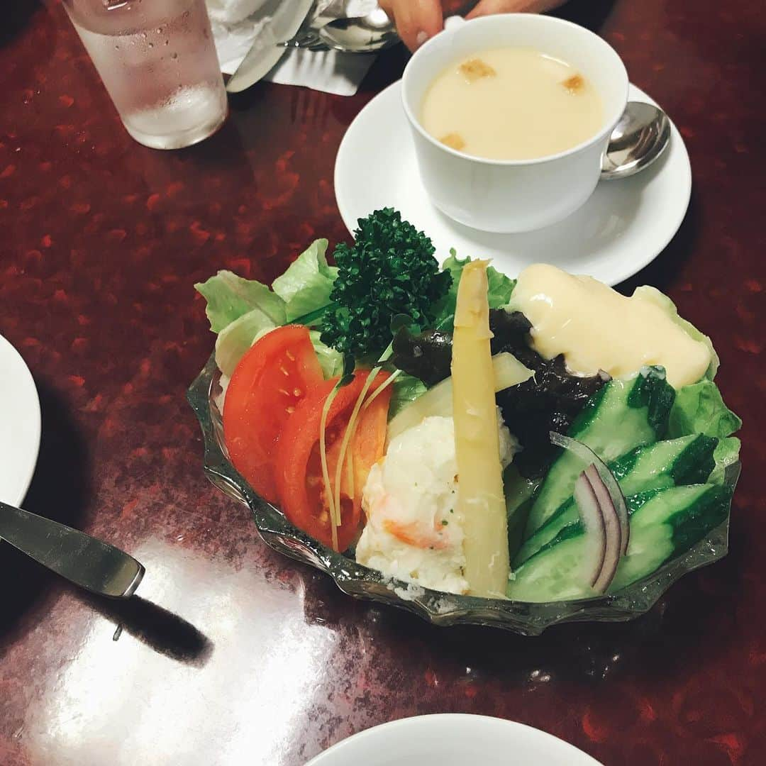 富岡佳子さんのインスタグラム写真 - (富岡佳子Instagram)「#煉瓦亭 老舗の洋食屋さんは…フォトジェニックですね！ 私はカキフライをいただきました☺︎」1月22日 12時49分 - yoshikotomioka