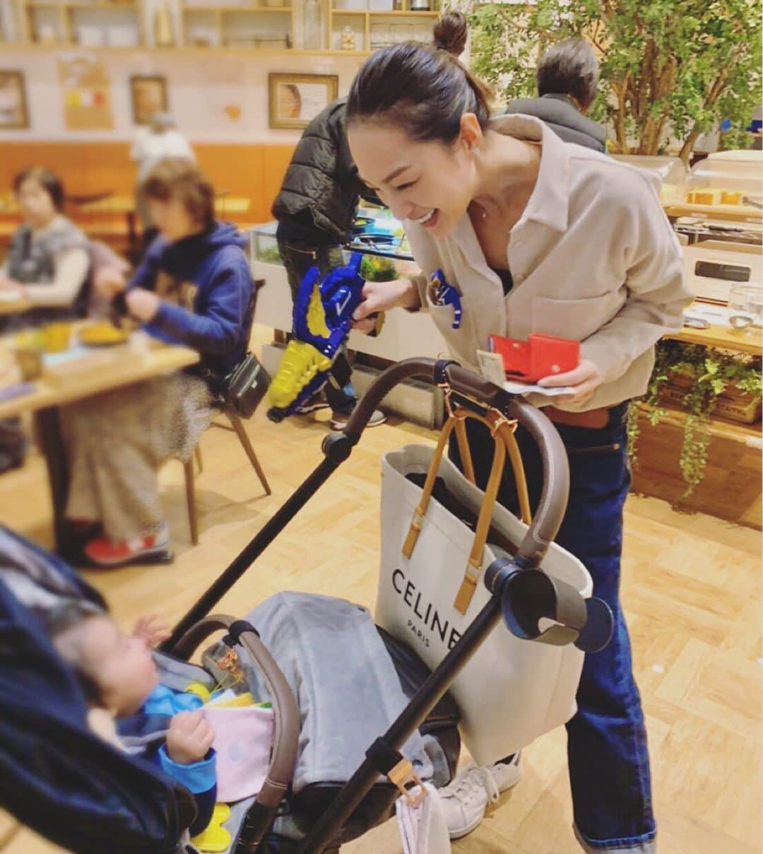 福間文香のインスタグラム：「つい最近 誕生200日を迎えました☺︎ #あっという間 #いつの間にか ズリバイも始まって家の隅々まで遊び場に。。おかげで掃除に磨きがかかったよ、ありがとよ😂🧤🧹 毎日笑わせてくれて ありがとよ👶🏻😂❤️ ※おもちゃはお友達の🤖」