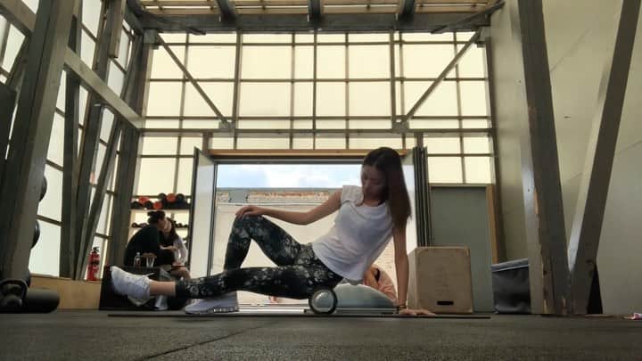 岩崎志保のインスタグラム：「How to use Foam Roller  どうやって使うの？と聞かれることが多いので夏に撮ってたのを🧘🏼‍♀️ . Shiho's point ☑︎ 痛すぎると思ったら負荷を弱くする or 動かないでその場で深く呼吸する … 痛いと脳が感知すると筋肉が硬直して逆効果になります🥶  わたしは腿の側面・股関節周り・肩甲骨周り・肩から胸にかけてのリリース目的で使うことが多いです。  普段の生活の癖ややっているスポーツなど使っている筋肉は人それぞれ全く違うので自分に合った方法を見つけてみてください！ 最初は見様見真似でやってみて、痛いと感じた部分をリストアップしていくと日頃の癖や何が原因で痛みが生じるかがわかるのでオススメ🔥 . 参考になりますように〜😉♡ . . . #フォームローラー　#ストレッチポール　#筋膜リリース　#ストレッチ　#マッサージ　#肩こり　#ひざ痛　#身体が喜ぶカラダ作り」