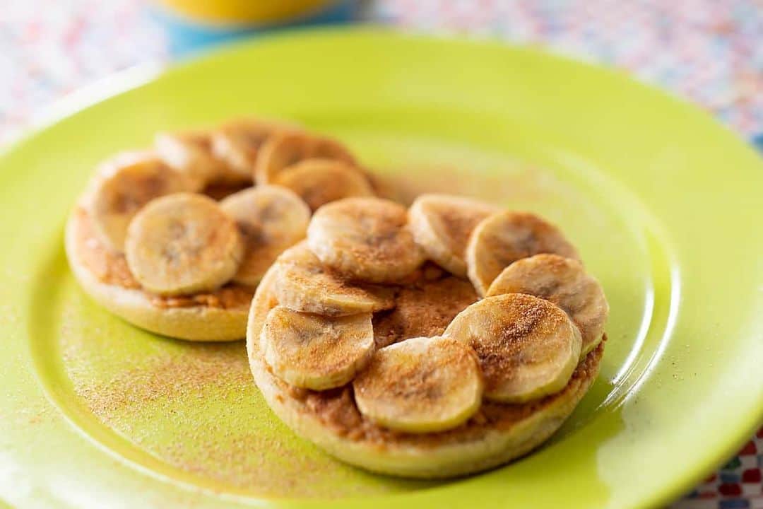 Dole_jp ドール ジャパンのインスタグラム：「イングリッシュマフィンでバナナトースト🍌🍞 朝食にかわいさをプラスして、今日も1日ハッピーに✨ . . ✏️材料（2人分） . ・イングリッシュマフィン２個 ・バナナ２本🍌🍌 ・ピーナッツバター大さじ３ ・シナモンシュガー小さじ１ . . ✏️作り方 . 1. バナナは皮をむき、輪切りにする🍌 . 2. イングリッシュマフィンは横半分に切って内側にピーナッツバターを塗り、バナナをずらしてぐるりと並べ、シナモンシュガーをふる🥜 . 3. 2をオーブントースターに入れ、バナナが熱くなる程度に焼いて、器に盛りつける🍽🙌 . . #ドール #Dole #バナナ #イングリッシュマフィン #ピーナッツバター #シナモン #バナナトースト #ピーナッツトースト #banana #Englishmuffin #peanutsbutter #cinnamon #bananatoast #peanutstoast #デリスタグラマー #delistgrammer #インスタフード #instafood #デリミア #クッキングラム #簡単レシピ #朝食 #breakfast #おやつ #おうちカフェ」
